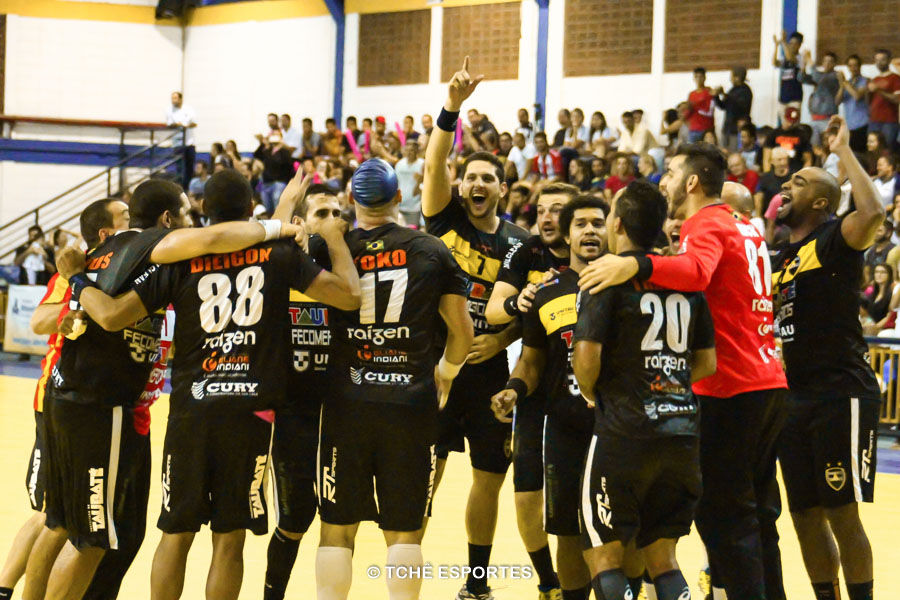 Taubaté comemora o título de 2014. (foto André Pereira / Tchê Esportes)