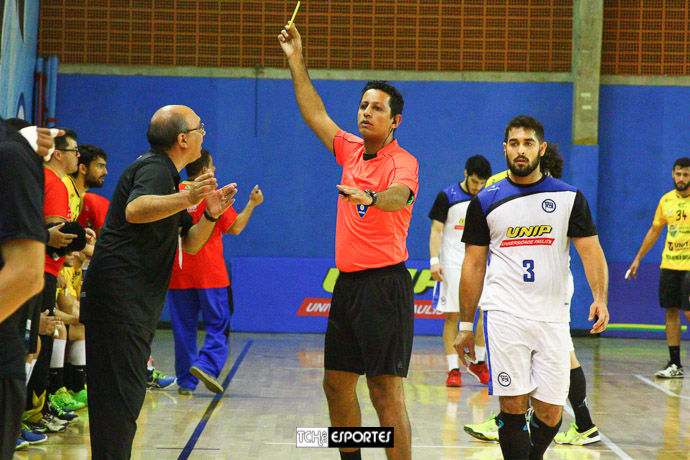 Árbitro Daniel Magalhães. Cartão amarelo para o técnico do Pinheiros. (foto Andréa Rodrigues / Tchê Esportes)