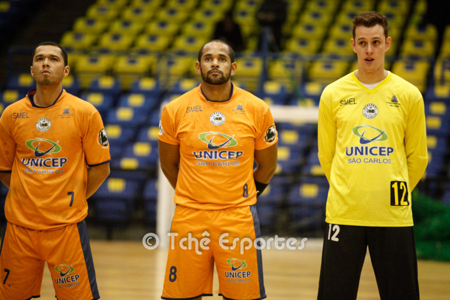 Antonio Costa(7), Régis(8) e o goleiro Julio Godoy(12), atletas do São Carlos. (foto arquivo Tchê Esportes)