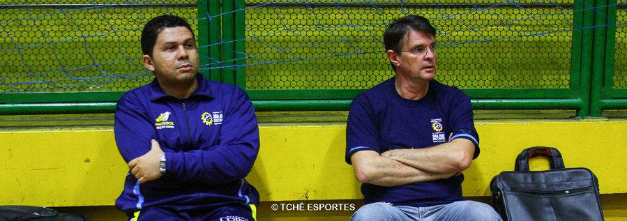 Chico Silva (à esquerda), técnico e Marcio Volpone, auxiliar. (foto Andréa Rodrigues / Tchê Esportes)