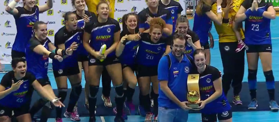 Pinheiros volta a sorrir com tĂtulo da Liga Feminina de Handebol 2016