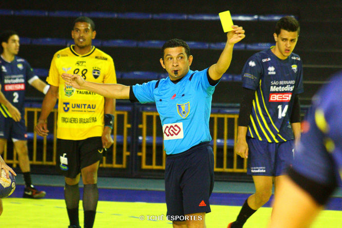 Nilson Menezes, árbitro do jogo (foto André Pereira / Tchê Esportes)