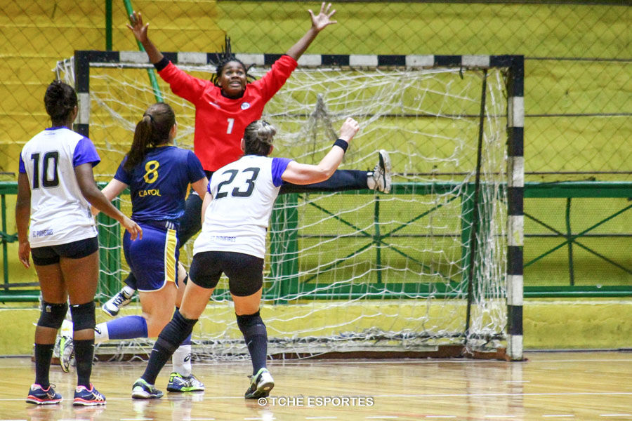 Tatiana, goleira do EC Pinheiros. (foto André Pereira / Tchê Esportes)