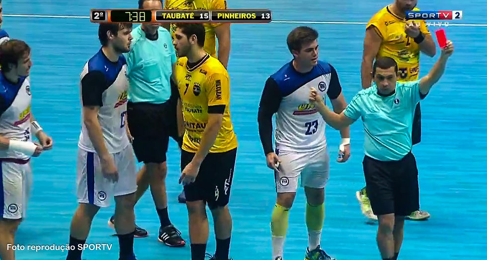 Expulsão de Julian Cueto, do EC Pinheiros. ( (foto reprodução SporTV)