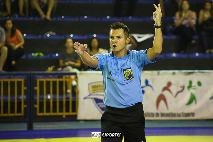 Thiago Marques, árbitro do jogo. (foto André Pereira / Tchê Esportes)