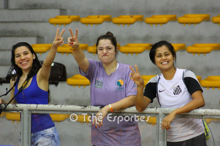 Goleira Florência (centro) não pode jogar mas torceu. (foto André Pereira / Tchê Esportes)