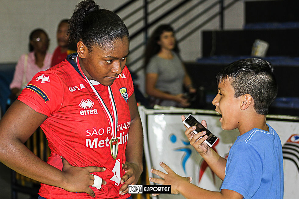 Mariane, armadora esquerda da Metodista. (foto Fe Rodrigues / Tchê Esportes)