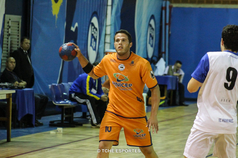 Maycon Leitão(10), um dos artilheiros do São Carlos. (foto André Pereira / Tchê Esportes)