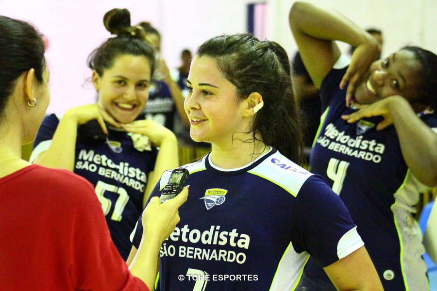 Bruninha e Mariane, ao fundo, "aprontam" durante entrevista da Ellen. (foto André Pereira / Tchê Esportes)