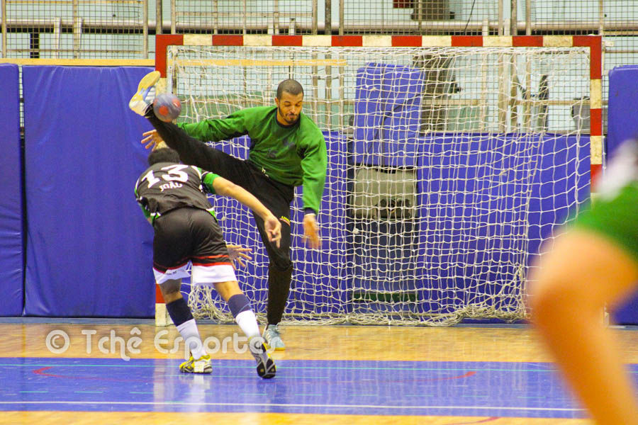 Goleiro Alan (Hebraica) defende 7 metros (foto Andre Pereira / Tchê Esportes)