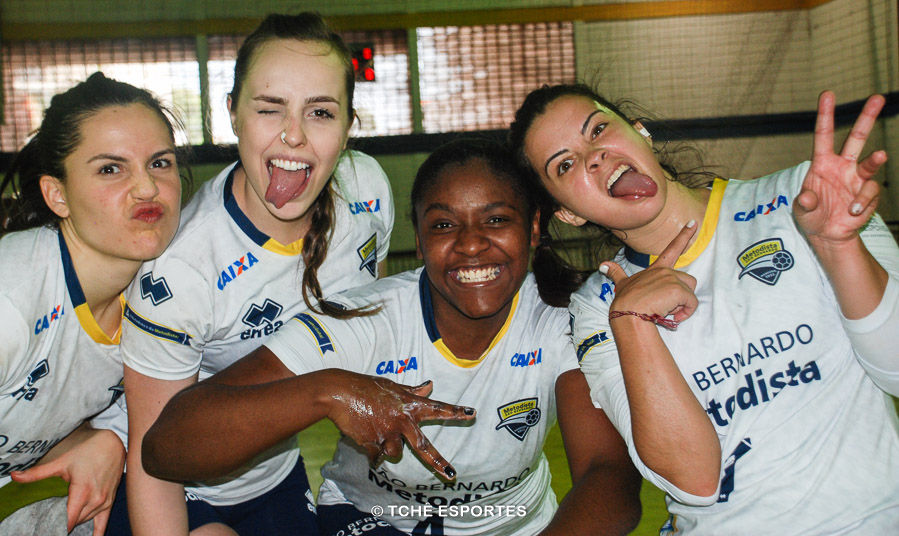 Bruna Rodrigues, Maria Paula, Mariane e Ellen. (foto Fe Rodrigues / Tchê Esportes)
