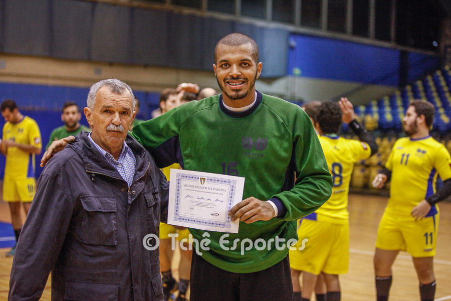 Alan recebe do delegado da FPHb, Roberto Lima, diploma de destaque do jogo. (foto André Pereira / Tchê Esports)