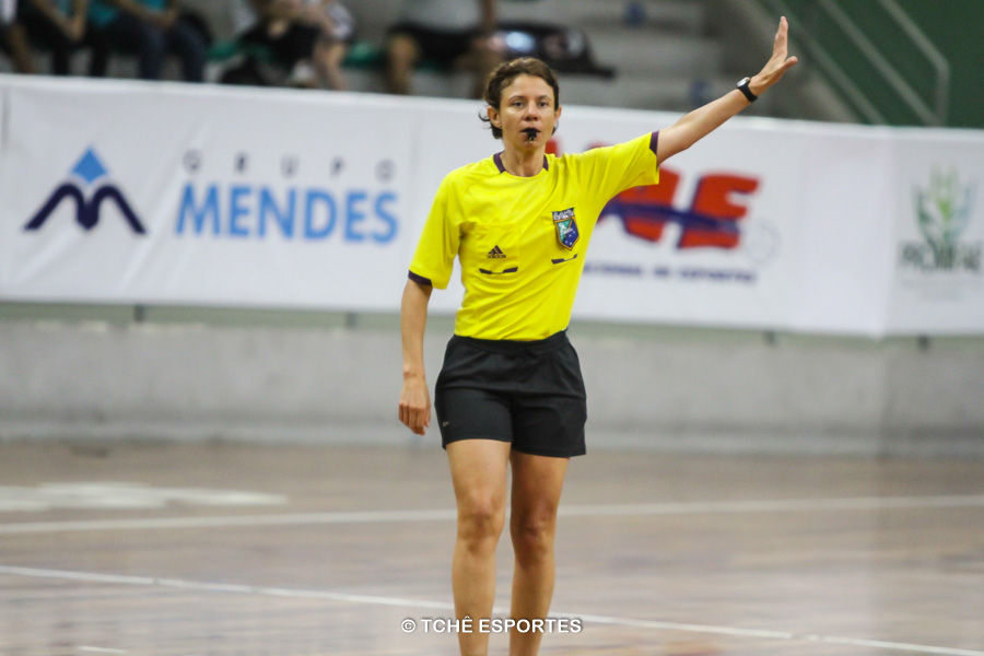 Silmara Furtado, árbitra do jogo. (foto André Pereira / Tchê Esportes)