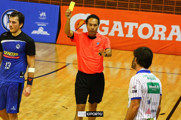 Rogério Pinto, árbitro do jogo. (foto André Pereira / Tchê Esportes)