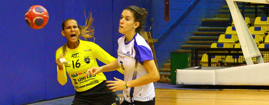 Goleira do Taubaté evita gol cara à cara com Juliana Lima, do Pinheiros. (foto André Pereira / Tchê Esportes)