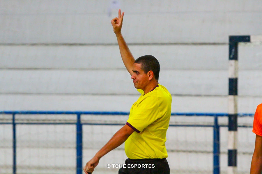 Rafael Couto, árbitro do jogo. (foto André Pereira / Tchê Esportes)