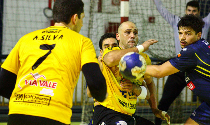 Taubaté vira no fim e vence primeiro jogo da semifinal