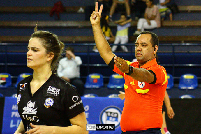Ivo Santos, árbitro do jogo. (foto André Pereira / Tchê Esportes)