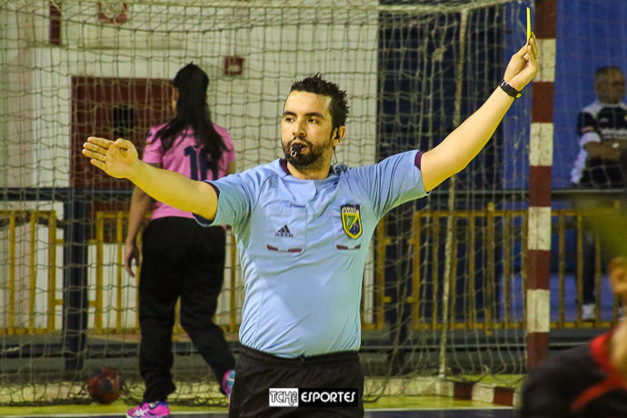 Bruno Azevedo, árbitro do jogo. (foto André Pereira / Tchê Esportes)
