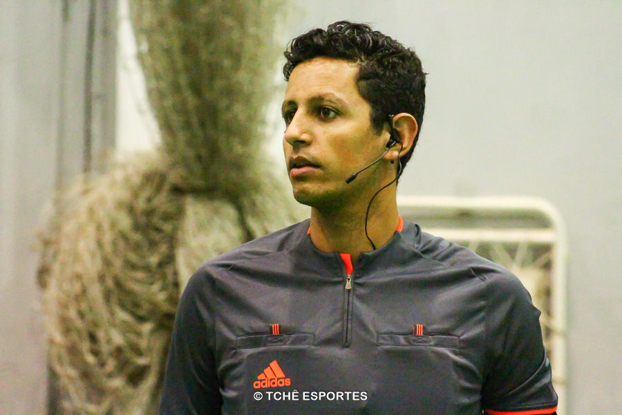 Daniel Magalhães, árbitro do jogo. (foto André Pereira / Tchê Esportes)