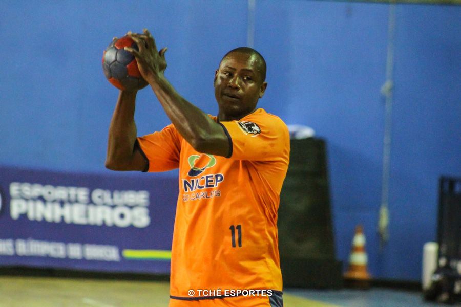 Anderson Lima (11), do São Carlos, com 5 gols no jogo, (foto André Pereira / Tchê Esportes)