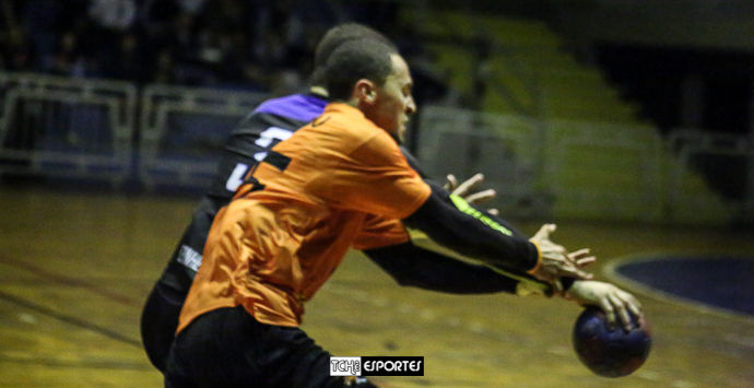 Momento em que Leo Dutra rouba a bola de Joãozinho. (foto André Pereira / Tchê Esportes)