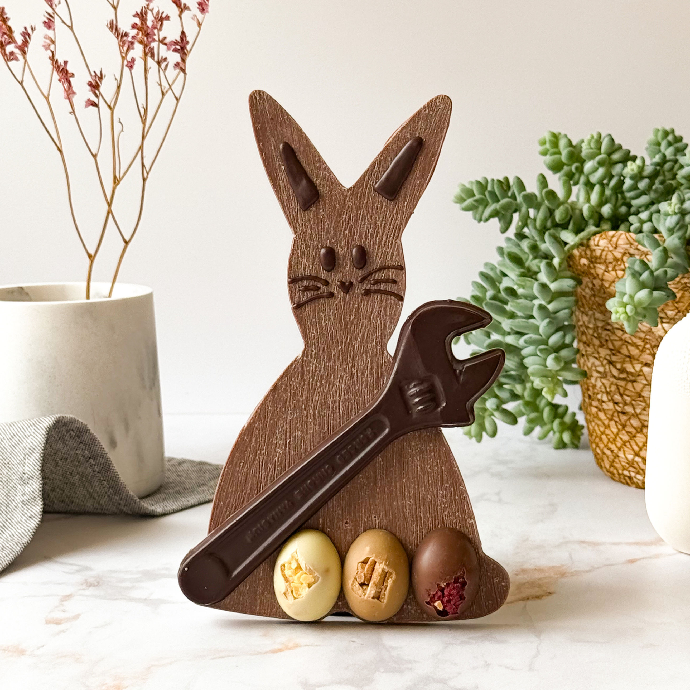 Lapin "Bricoleur" en chocolat au lait 38% Grand Cru