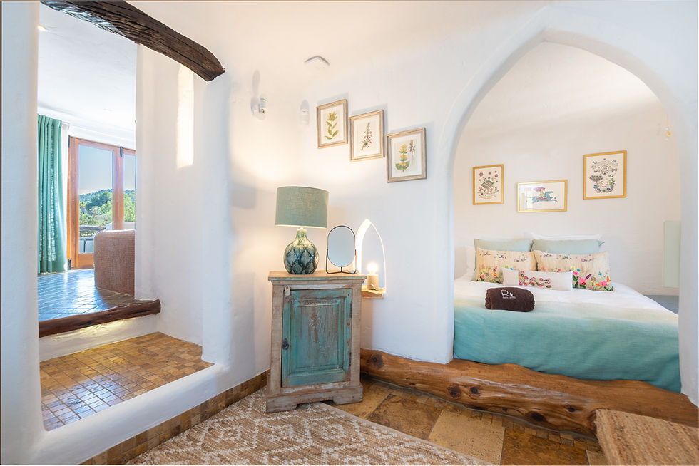 Conta-room-queen-in-alcove.jpg