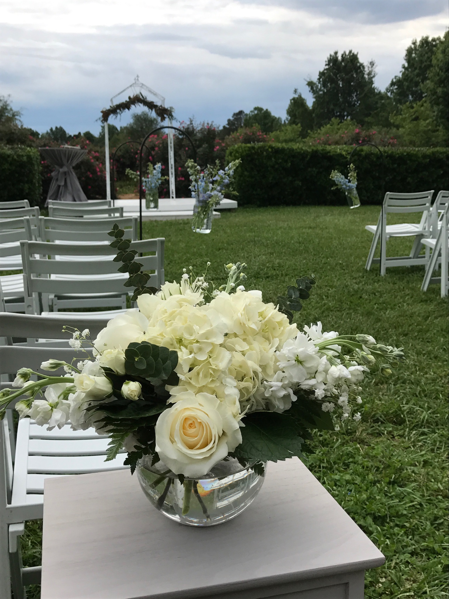 Arrangement at entrance to aisle