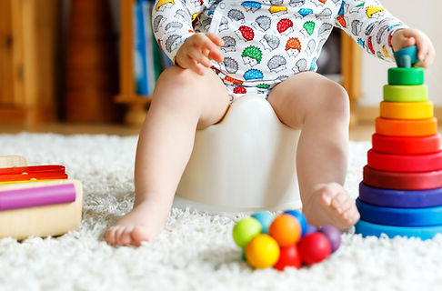 Baby spielt auf Spielteppich