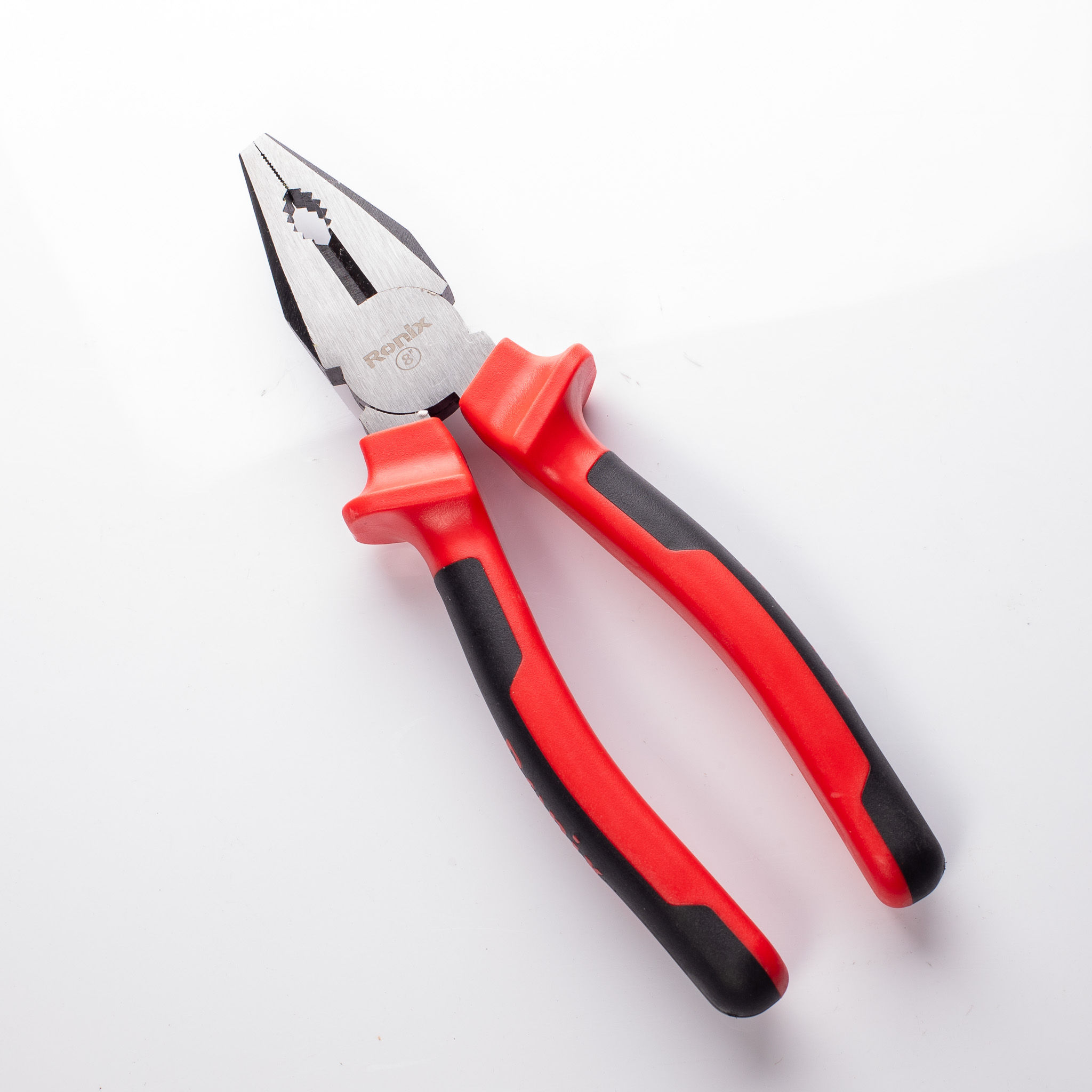 Pinza universal Ultra 45#Acero Tamaño: 8" La cubierta del mango está fabricada e