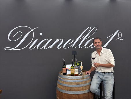 sommelier con calice di vino rosso in mano