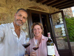 due persone con il calice di vino in mano