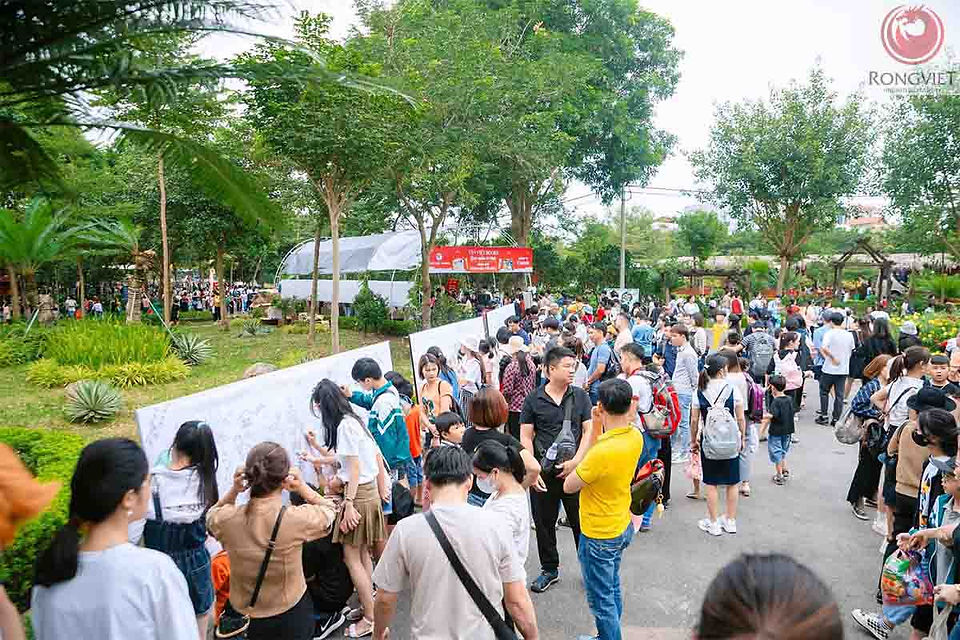 Khách đông vẽ Bức tranh dài khổng lồ 
