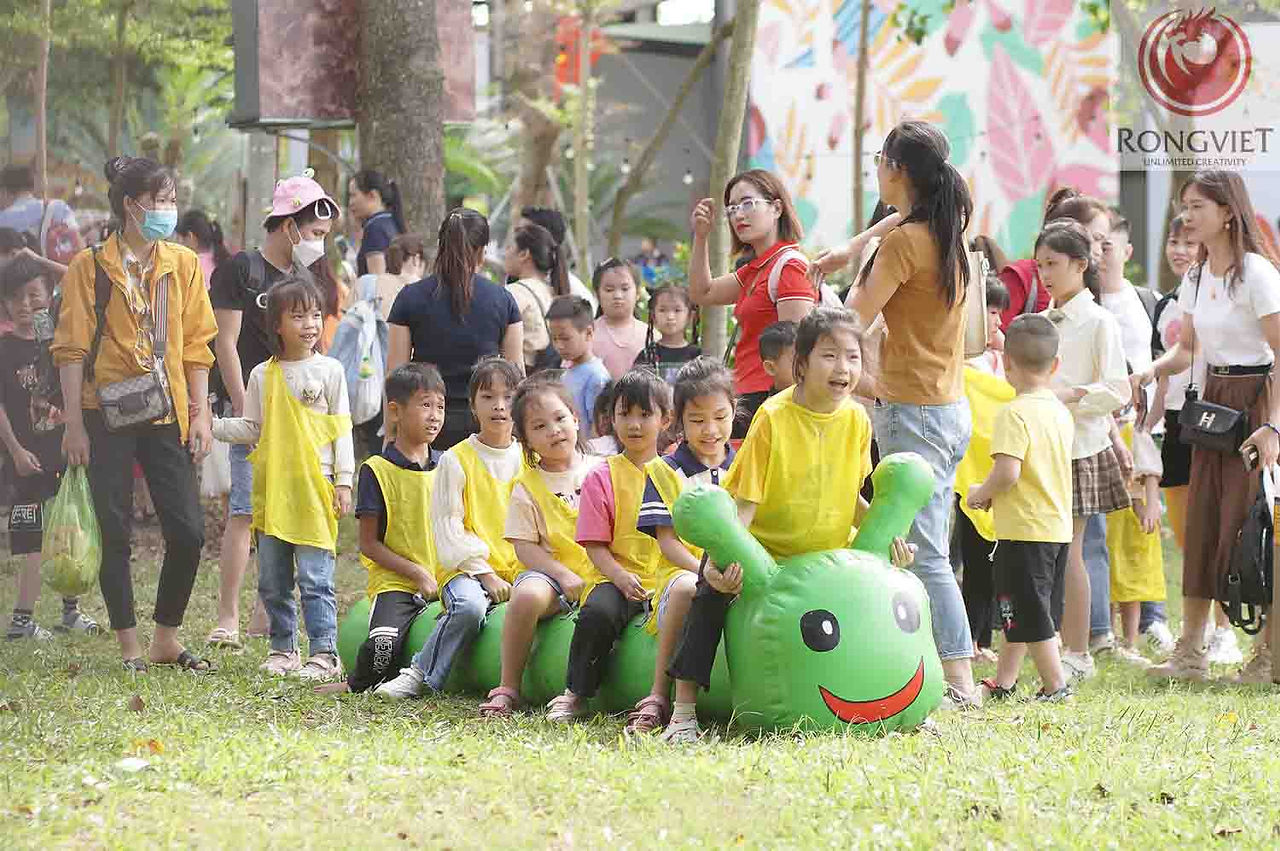 Trò chơi Sâu khổng lồ cùng các bé tại ngày hội