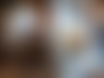 Contrasto visivo tra una cliente stressata che cerca di organizzare da sola il matrimonio tra conti e disordine, e una sposa serena accanto a una wedding planner in un allestimento elegante, a rappresentare come il fai-da-te possa costare di più rispetto all’aiuto di una professionista.