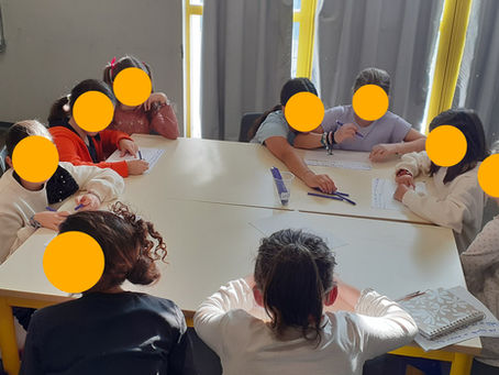 Les élèves de Bram participent en groupe aux ateliers de L'ARObE dans le cadre du programme À nous les toilettes !