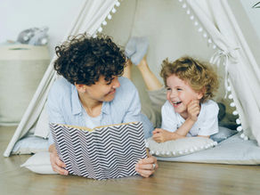 Dos niños debajo de un rincón de la calma