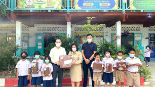 โรงแรมแคนทารี บ้านฉาง มอบของขวัญวันเด็ก ณ โรงเรียนบ้านคลองทราย จังหวัดระยอง