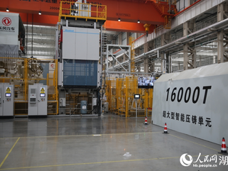Dongfeng ปฏิวัติการผลิตรถยนต์ ขึ้นรูปโครงสร้างรถใน 2 นาที