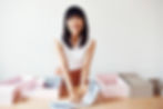 Marie Kondo beim Falten von Kleidung