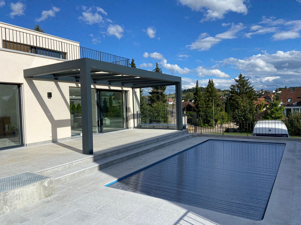 Glasdach am Pool aus Aluminium und Glas in der Region Zürichsee
