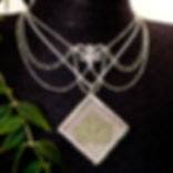 Collier avec plusieurs chaînes argent et pendentif en verre contenant une vraie feuille de lierre