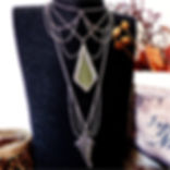 Collier sautoir pour sorcière avec vraie fougère dans un médaillon en verre chaînes multi-rangs argent