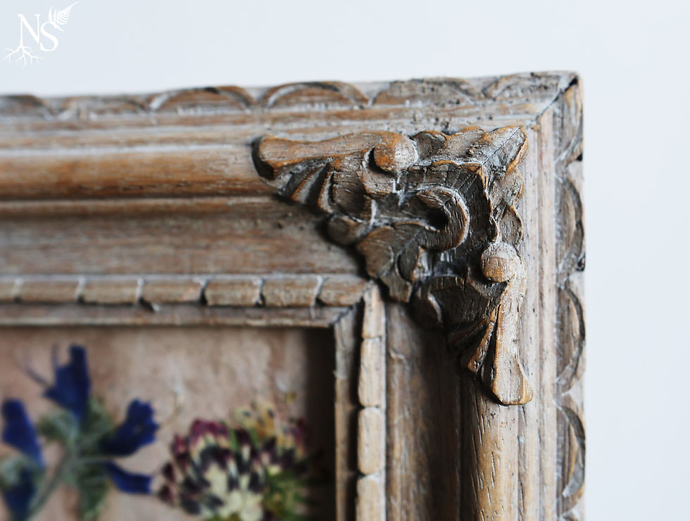 Miniature : Close-up on the corner of the wooden frame with baroque ornamentations