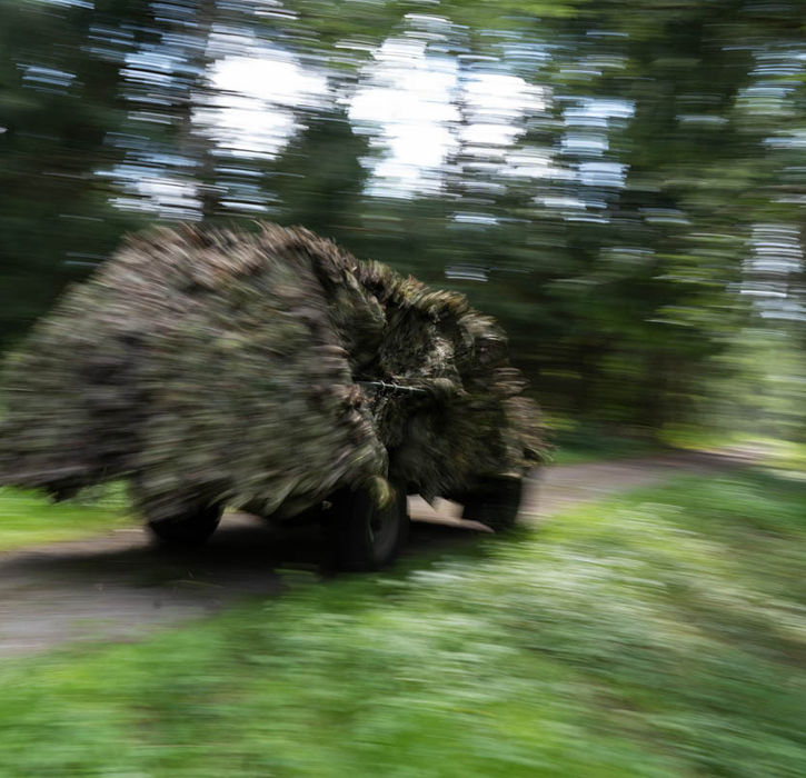 Landrover Defender with Ghosthood Mobile-Ghillie