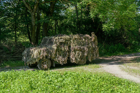 Landrover Defender with Ghosthood Mobile-Ghillie