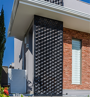 Fachada com painel preto