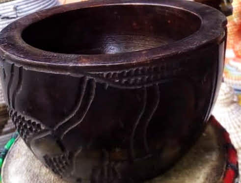 Thumbnail: Wooden Bowl With Carved Pattern/Bol en Bois à Motif Sculpté