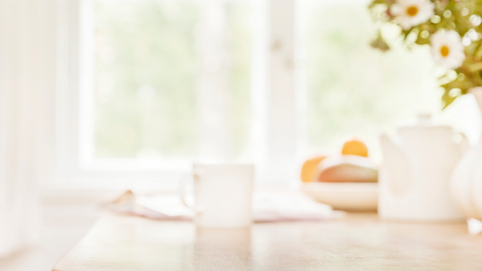 Mesa de café da manhã com nutricionista para mulheres.